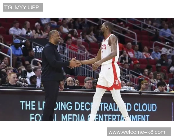 火箭媒体人质疑乌度卡为何不换下小贾而坚持留他在场上