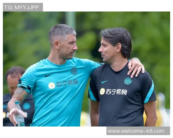 曼联高层青睐格拉斯纳3中卫战术或成新选择