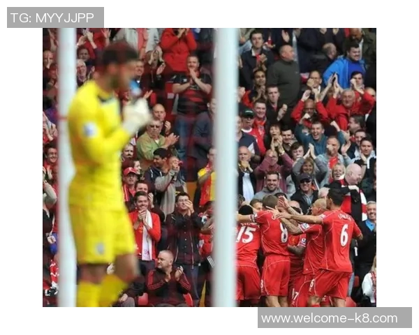 裁判组认定马奎尔手球但VAR确认不判点球引发热议